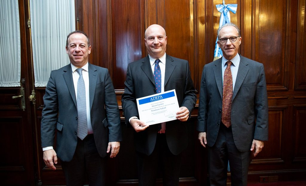 Héctor Gambini, periodista del diario Clarín, recibió una Mención Especial.